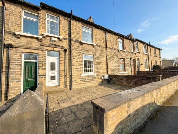 2 bed property, in Long Lane, £140,000