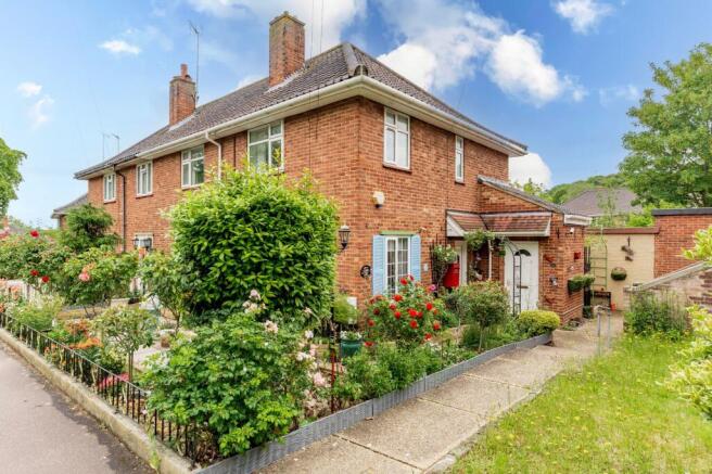 2 bed property, in Guardian Road, £140,000