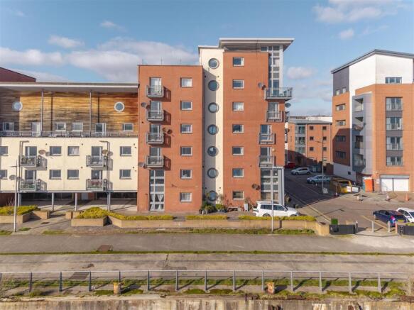 2 bed property, in Marine Parade, £170,000
