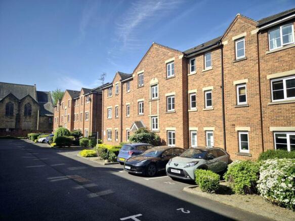 2 bed property, in Abbots Mews, £164,950