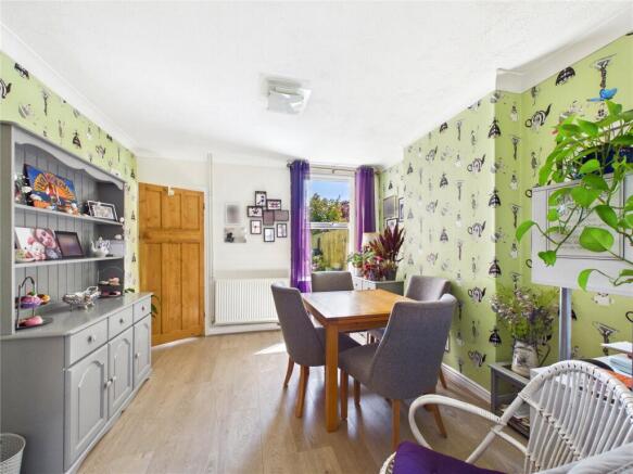 3 bed property, in Dover Road, £250,000