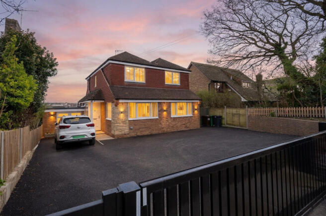 5 bed property, in Pine Avenue, £550,000