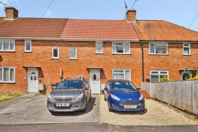 3 bed property, in Hillcrest Road, £180,000
