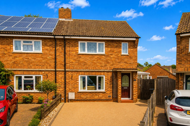 2 bed property, in Regent Close, £230,000