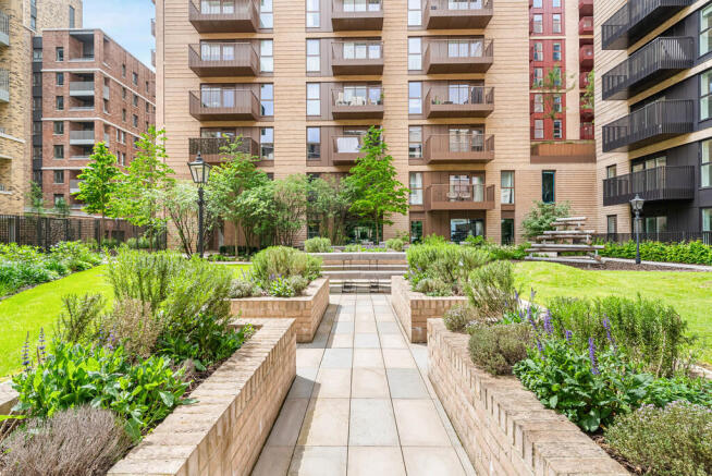 2 bed property, in Azure House, £684,900