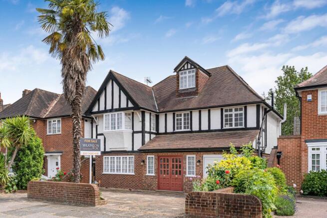 5 bed property, in Beaufort Road, £1,800,000