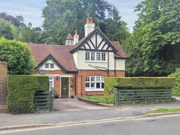 3 bed property, in Harestone Valley Road, £400,000