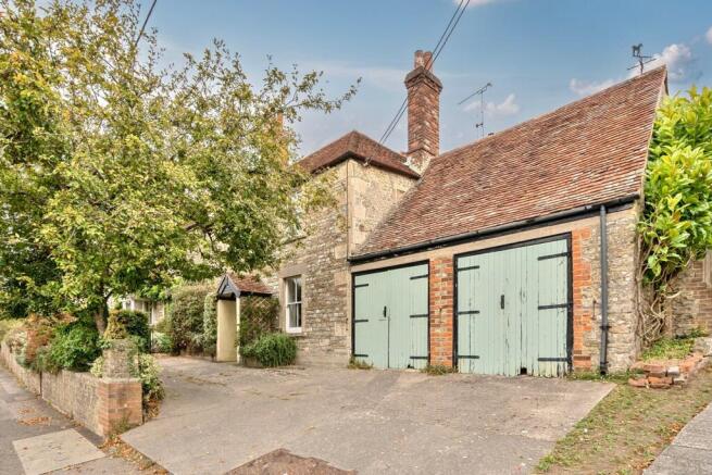 4 bed property, in High Street, £450,000