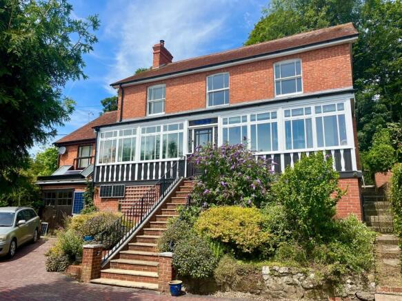 4 bed property, in St. Johns Hill, £725,000
