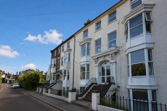 2 bed property, in Devonshire Terrace, £250,000