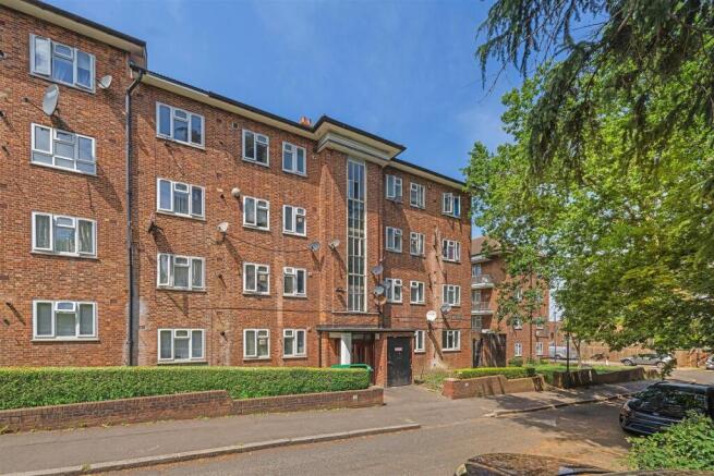 2 bed property, in Cedar Tree Grove, £275,000