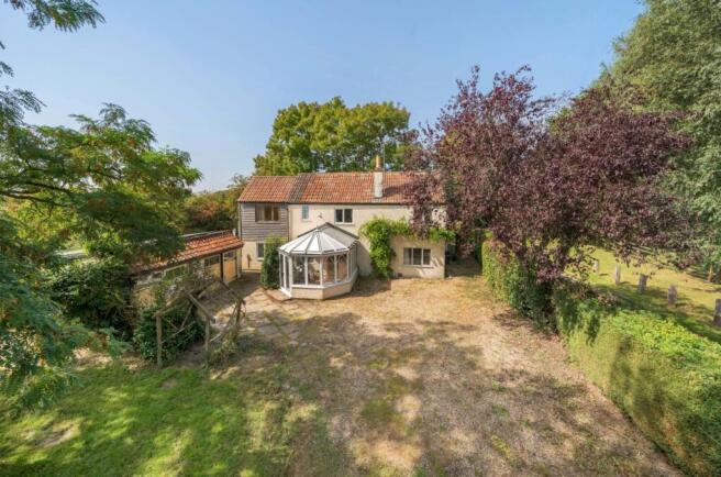 4 bed property, in Cinnamon Lane, £500,000