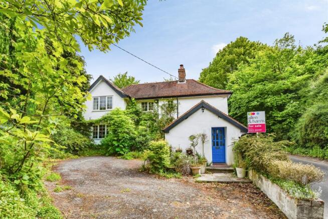 4 bed property, in Westbury Road, £475,000