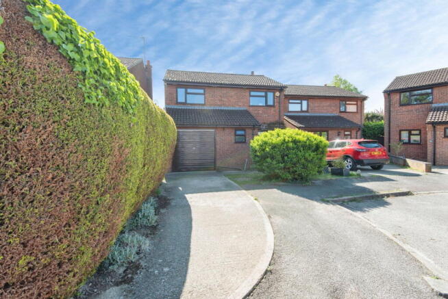 4 bed property, in Orchard Close, £475,000