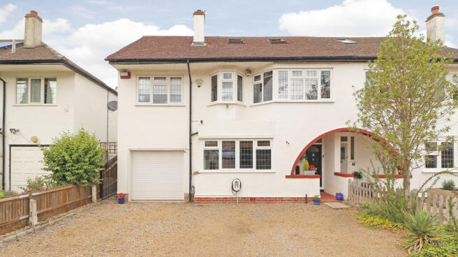 6 bed property, in Greycot Road, £920,000