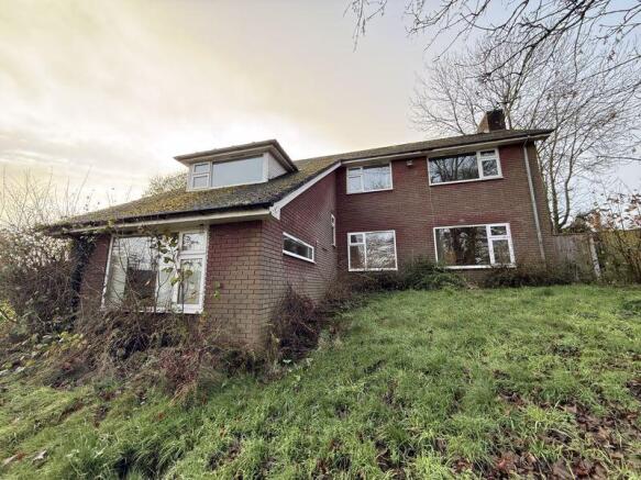 5 bed property, in Charnes Road, £550,000