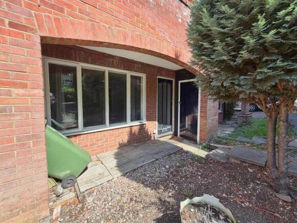 1 bed property, in Ambleside Walk, £180,000