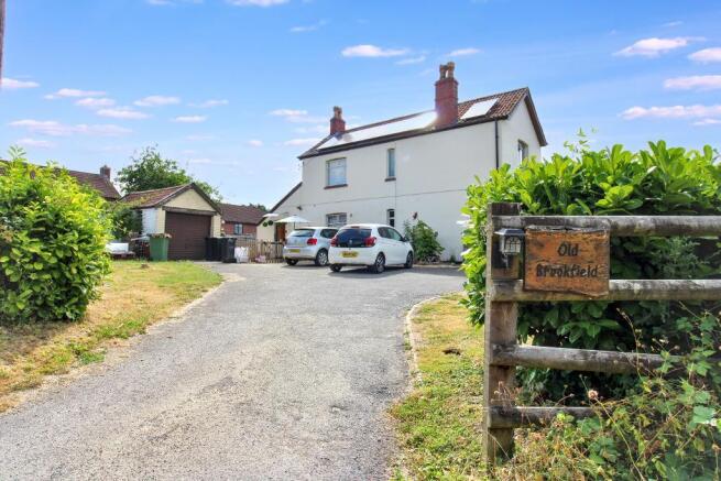 3 bed property, in Hatters Lane, £725,000
