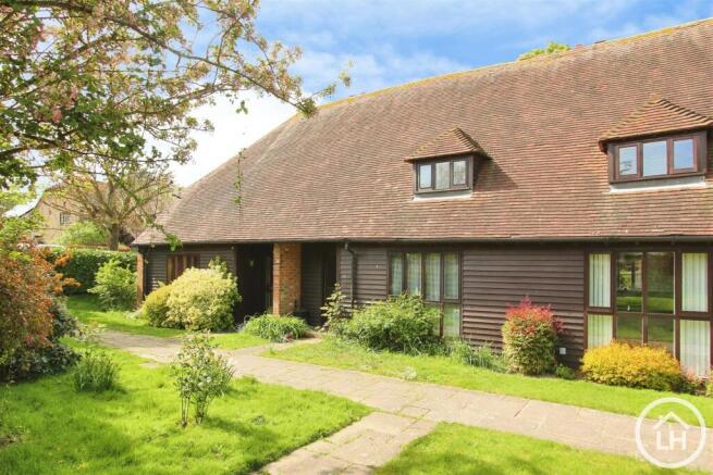 3 bed property, in Barn Close, £400,000