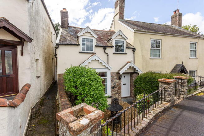 3 bed property, in Bradiford, £325,000