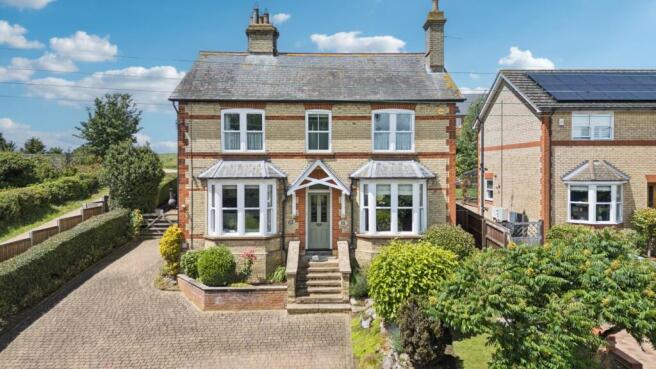 4 bed property, in Station Road, £799,950