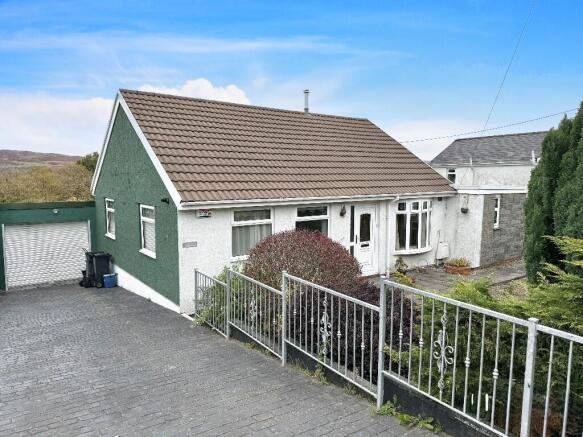 2 bed property, in Swansea Road, £275,000