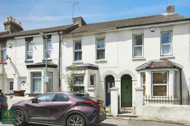 2 bed property, in Belmont Road, £175,000
