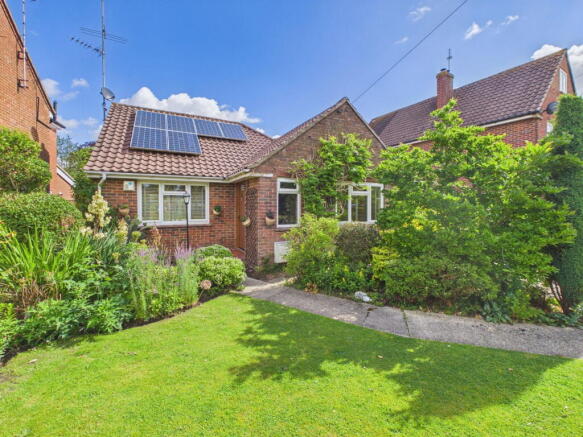 2 bed property, in Highlands Avenue, £575,000