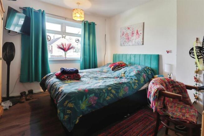 3 bed property, in Queen Street, £135,000