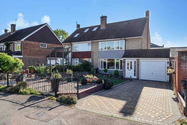 3 bed property, in Hanworth Lane, £600,000