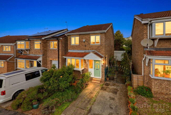 3 bed property, in Vicarage Gardens, £220,000