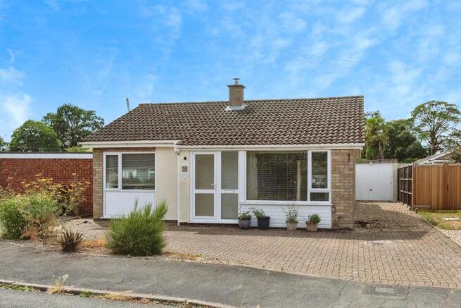 3 bed property, in Castle Close, £240,000