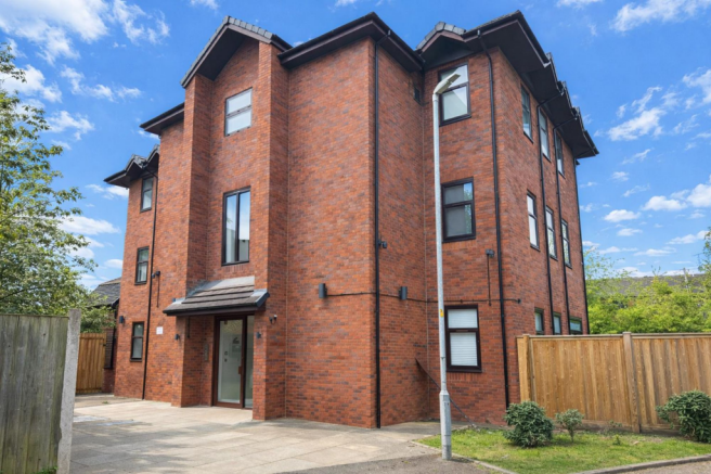 1 bed property, in Old Road, £140,000
