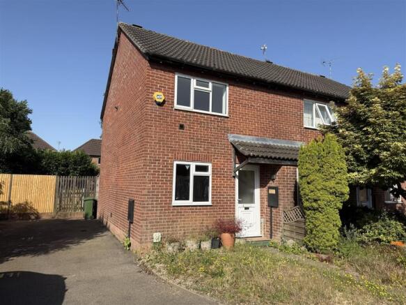 2 bed property, in Drovers Way, £210,000