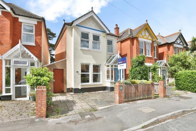 3 bed property, in Colville Road, £495,000