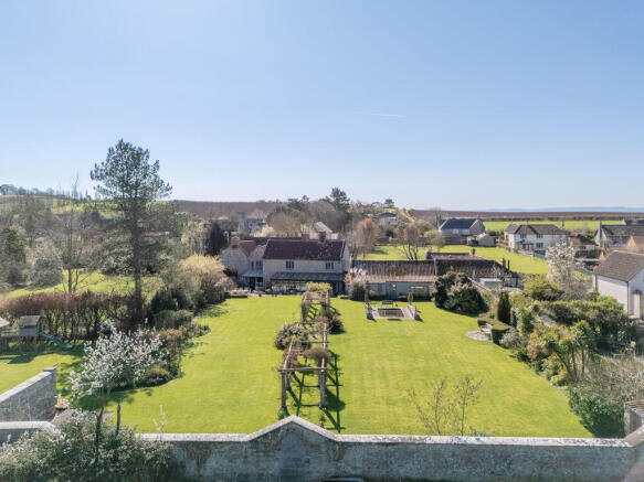 9 bed property, in Elegant Grade II Home with Charming Cottages in Stawell, £950,000