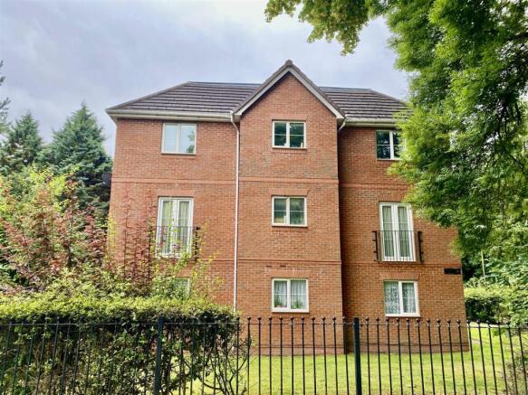 2 bed property, in Haunch Lane, £125,000