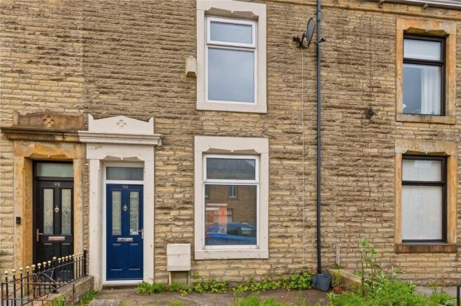 2 bed property, in Harwood Road, £115,000
