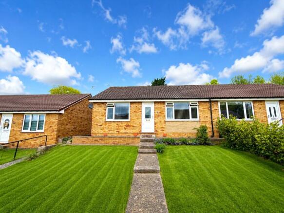 2 bed property, in Cherry Grove, £190,000