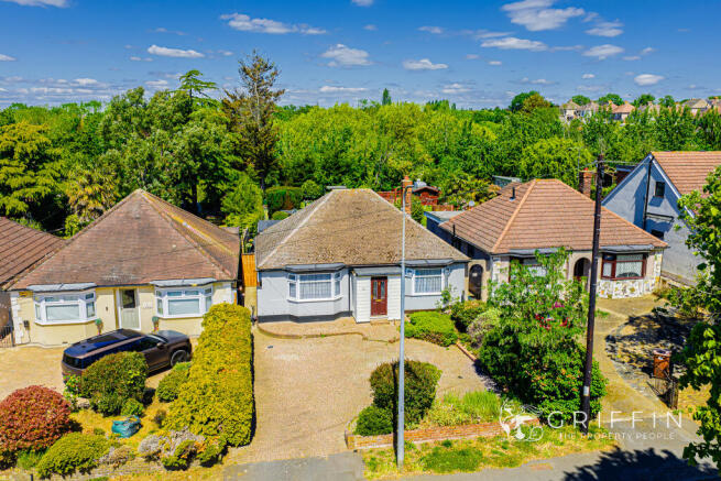 3 bed property, in Purfleet Road, £675,000