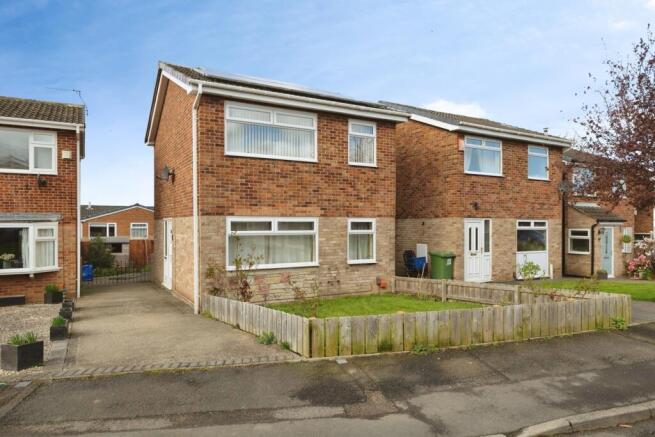 2 bed property, in Seymour Avenue, £180,000