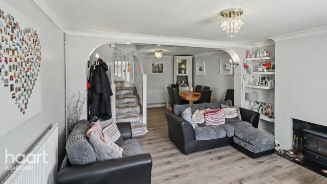 2 bed property, in Mead Road, £250,000