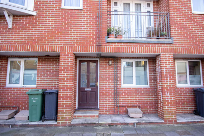 1 bed property, in York Avenue, £102,500
