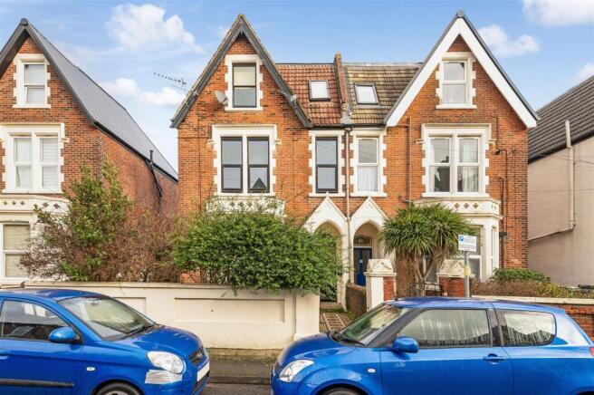 2 bed property, in St. Ursula Grove, £215,000