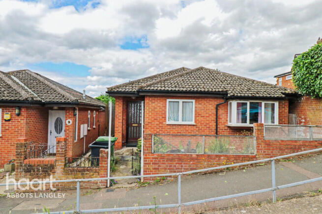 2 bed property, in Fairway Court, £385,000