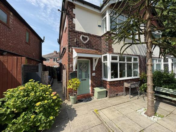 3 bed property, in Hoppet Lane, £160,000