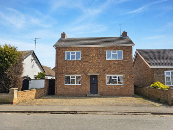 2 bed property, in Cemetery Road, £220,000