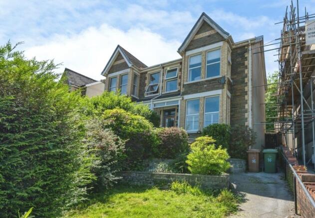 4 bed property, in Hillside Park, £275,000