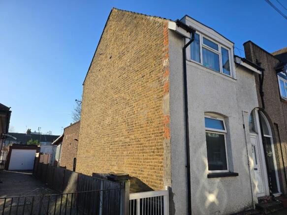 2 bed property, in Swanfield Road, £395,000