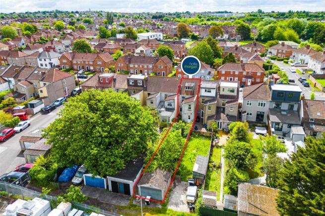 2 bed property, in Ridgeway Road, £200,000